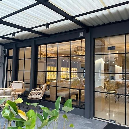 Masri Living By Daphna International Hotel Джокякарта Екстериор снимка