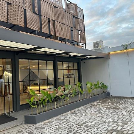 Masri Living By Daphna International Hotel Джокякарта Екстериор снимка