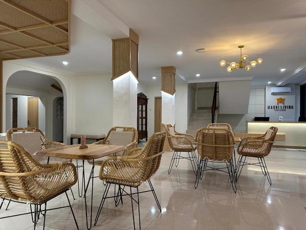 Masri Living By Daphna International Hotel Джокякарта Екстериор снимка