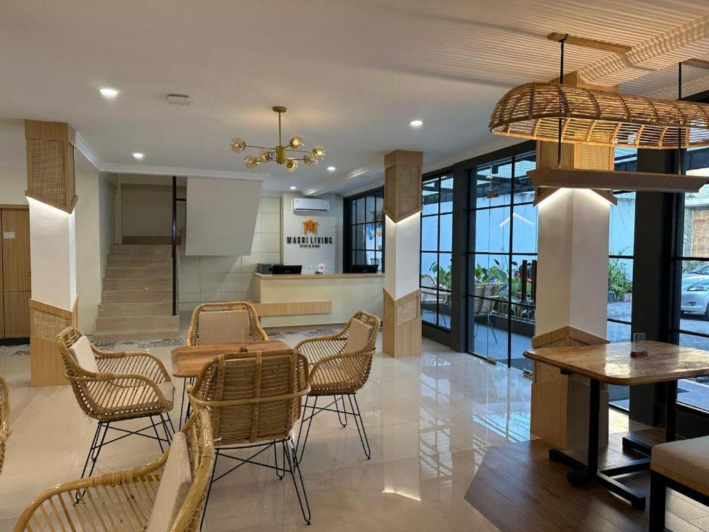 Masri Living By Daphna International Hotel Джокякарта Екстериор снимка