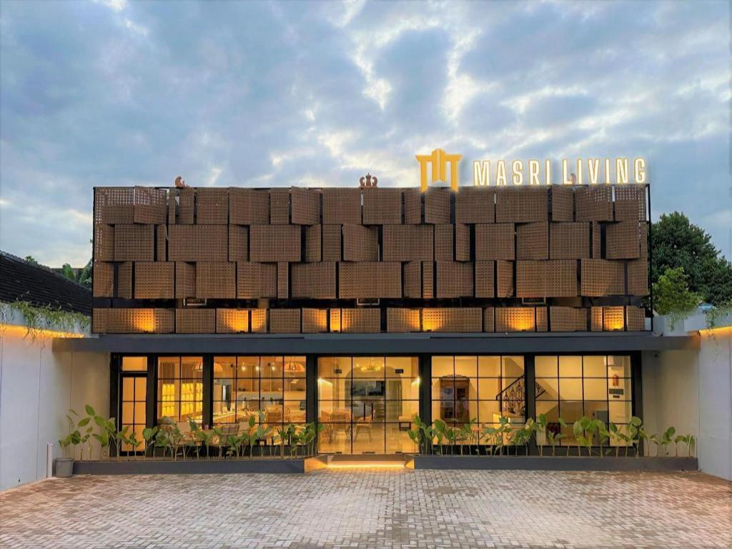 Masri Living By Daphna International Hotel Джокякарта Екстериор снимка