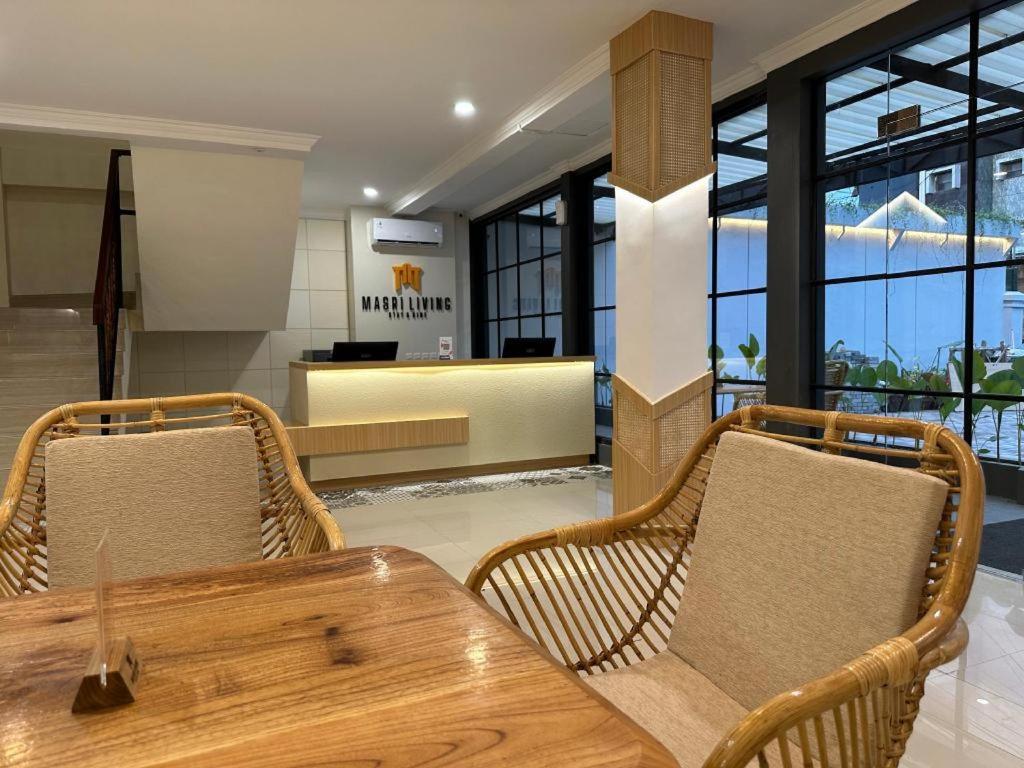 Masri Living By Daphna International Hotel Джокякарта Екстериор снимка