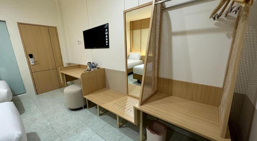 Masri Living By Daphna International Hotel Джокякарта Екстериор снимка